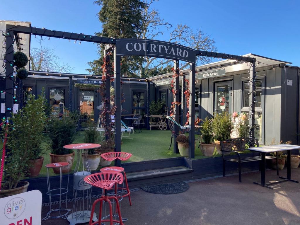 Shepperton, Surrey TW17 Shop - £667 pcm (£154 pw)